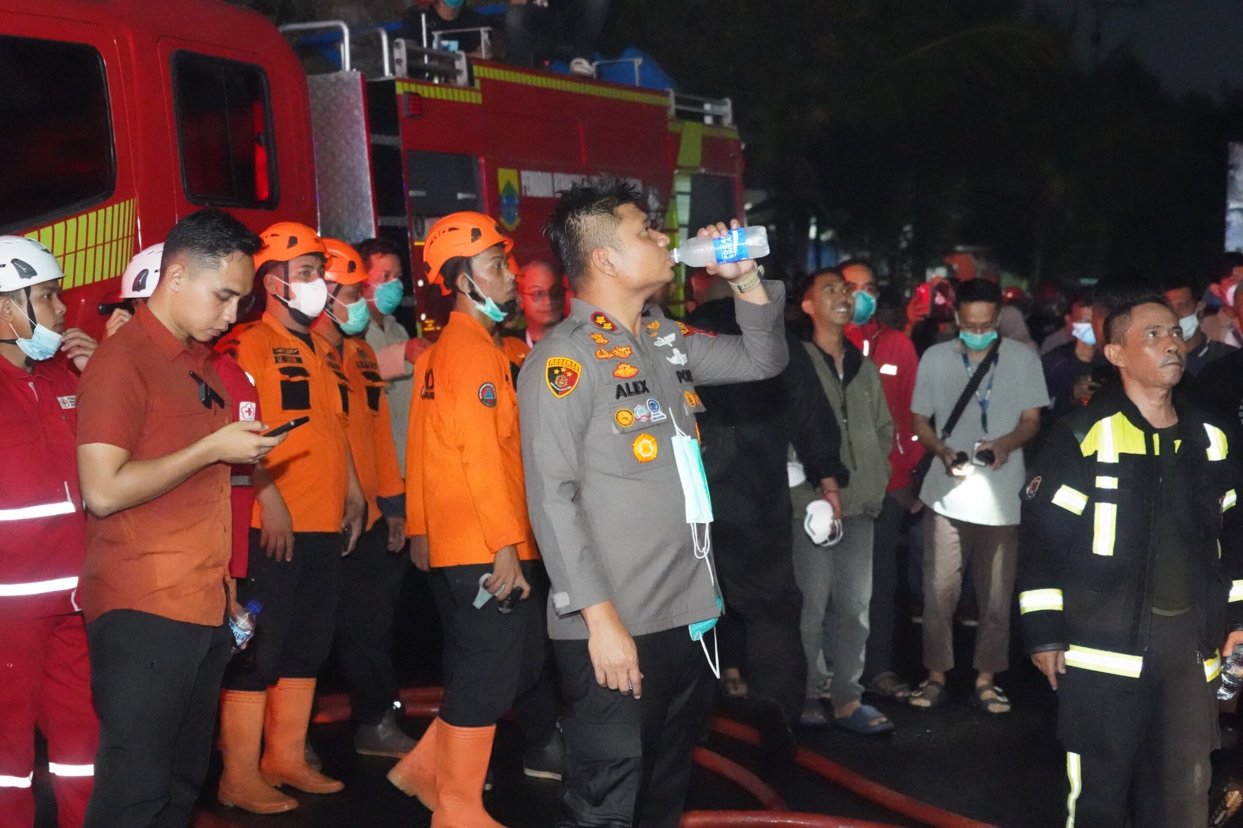 Teks: Kapolres Cianjur memantau penanganan kebakaran GBI Nehemia bersama petugas Damkar dan tim gabungan.