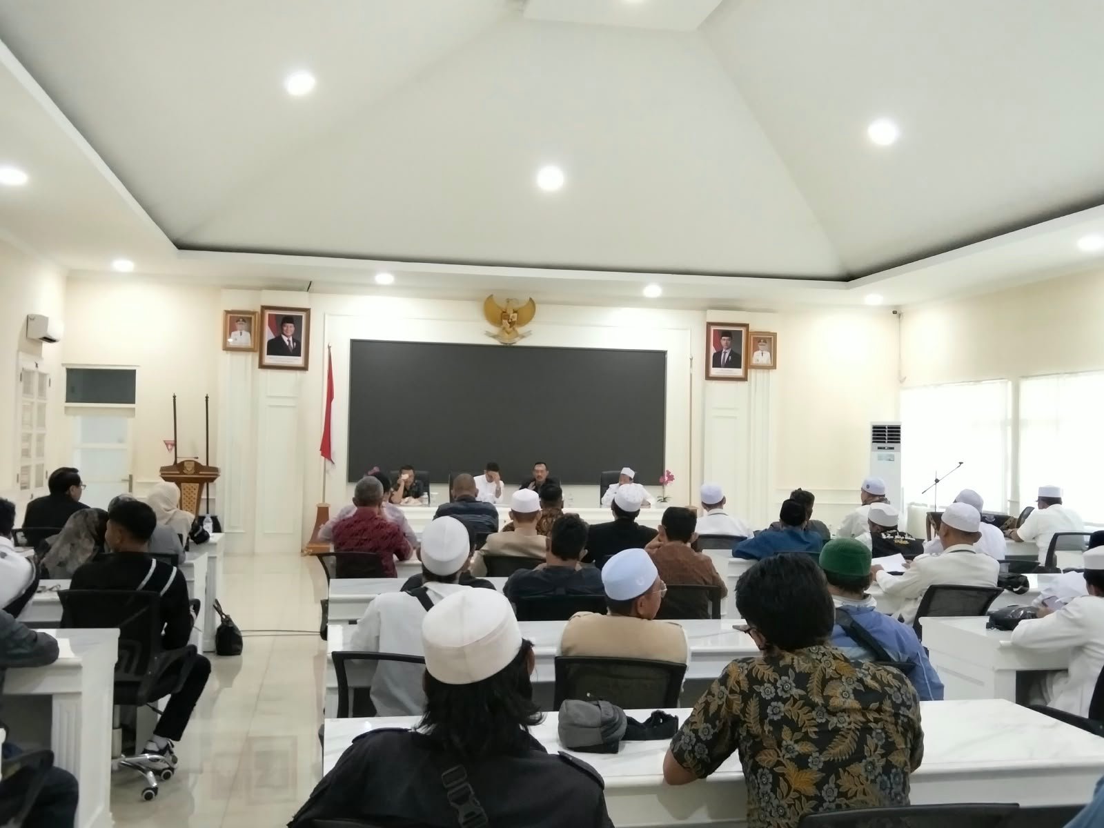 Teks: Sejumlah organisasi keagamaan bertemu Wakil Bupati Cianjur membahas LGBT, Ahmadiyah, miras oplosan dan pakta integritas.