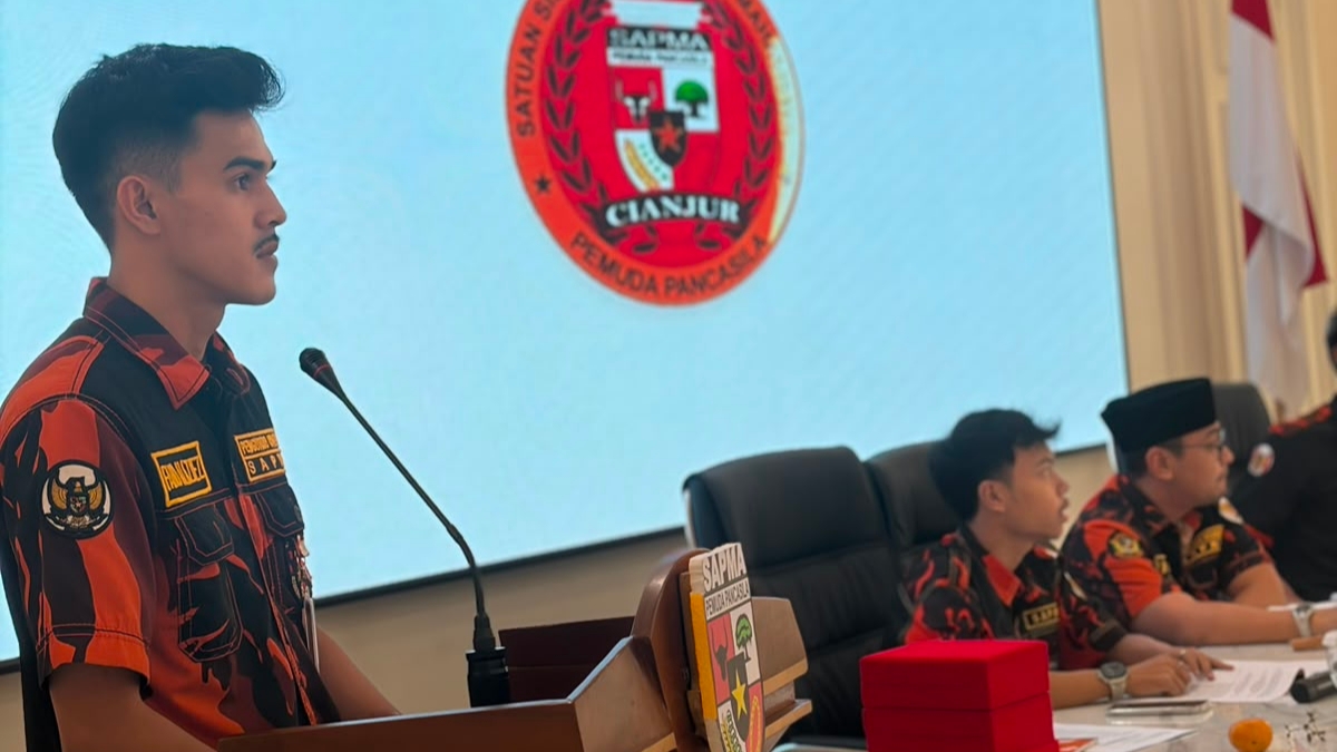 Teks: Ketua terpilih SAPMA PP Kabupaten Cianjur, Fahd Al Aziez, menyampaikan sambutan pada Muscab IV di Bale Praja Cianjur.