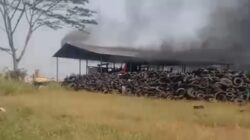 Pabrik Ban Terbakar di Sukaluyu, Pekerja Berlarian