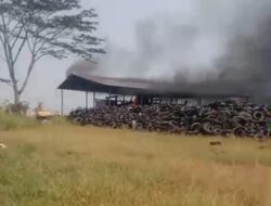 Pabrik Ban Terbakar di Sukaluyu, Pekerja Berlarian