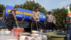 Polres Cianjur Salurkan 10 Ribu Liter Air Bersih untuk Warga Terdampak Kekeringan