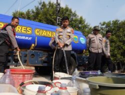Polres Cianjur Salurkan 10 Ribu Liter Air Bersih untuk Warga Terdampak Kekeringan