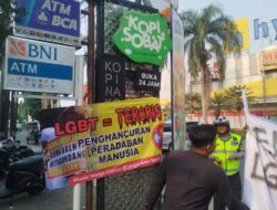 Massa Aksi Tolak LGBT Pasang Banner di Sejumlah Lokasi yang Diduga Jadi Titik Aktivitas LGBT