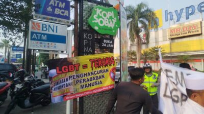 Massa Aksi Tolak LGBT Pasang Banner di Sejumlah Lokasi yang Diduga Jadi Titik Aktivitas LGBT