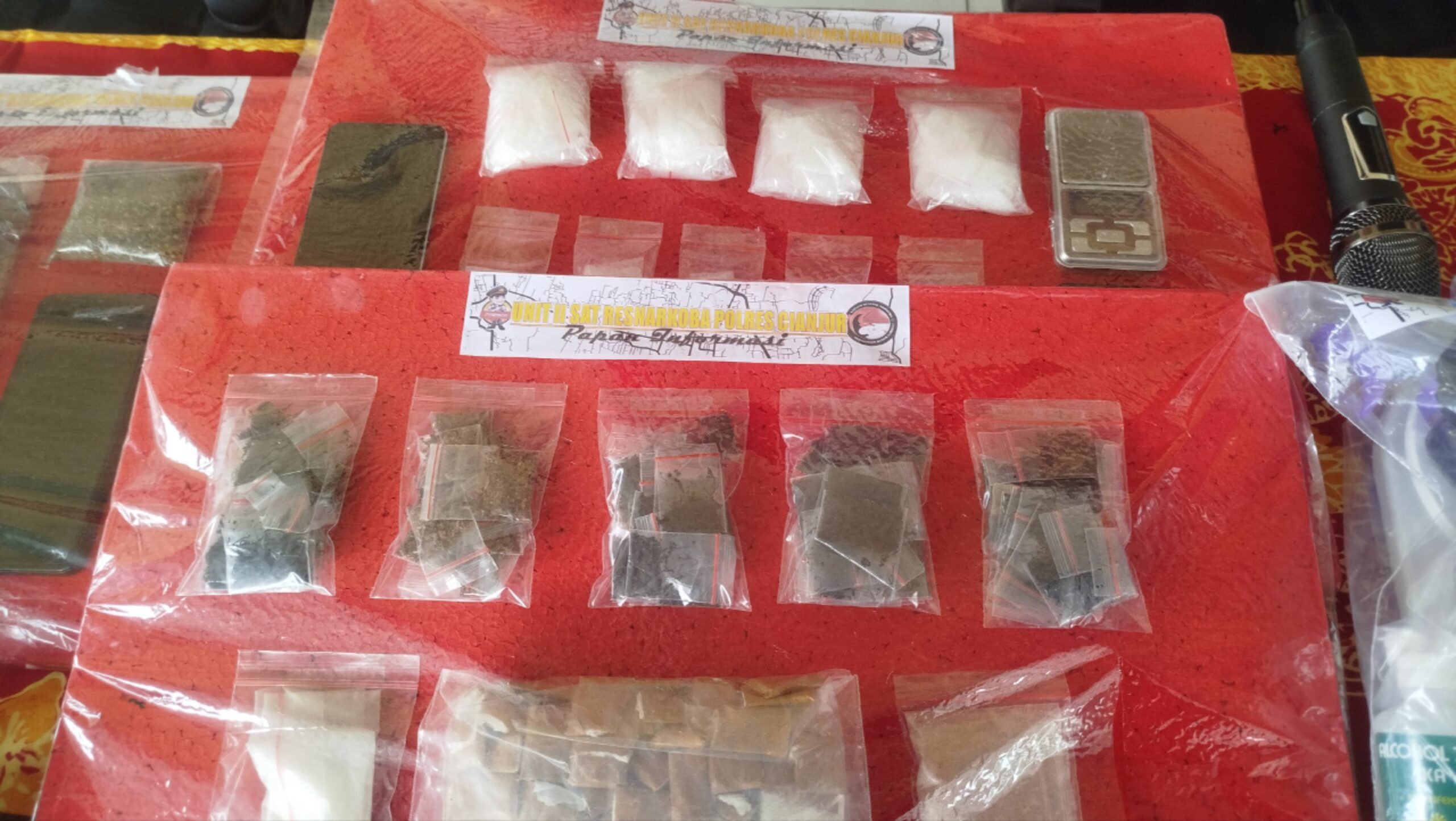 Teks: Barang bukti narkotika dan tembakau sintetis hasil pengungkapan Satresnarkoba Polres Cianjur.