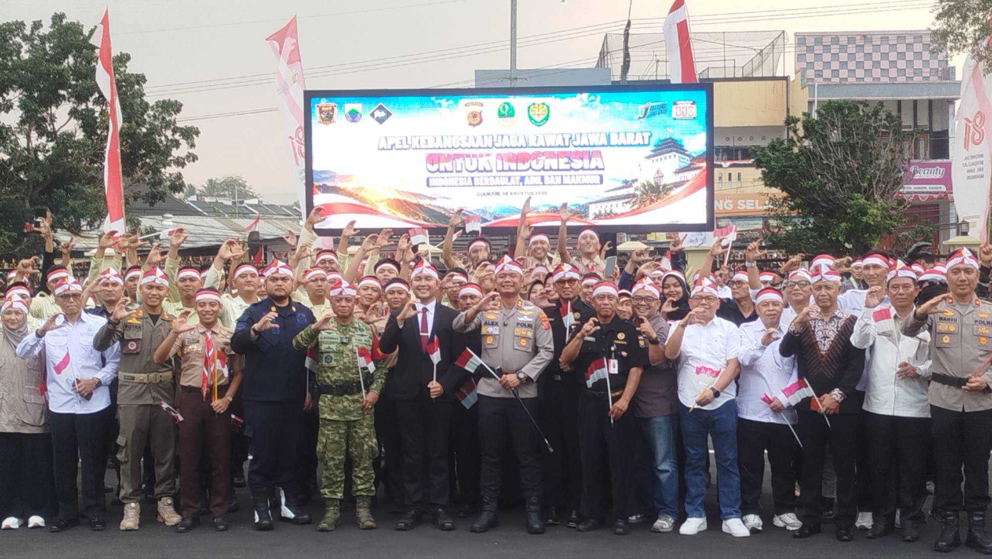 Teks: Apel Kebangsaan Cianjur diikuti Kapolres, Bupati dan berbagai elemen masyarakat menjelang HUT ke-81 Kemerdekaan RI.