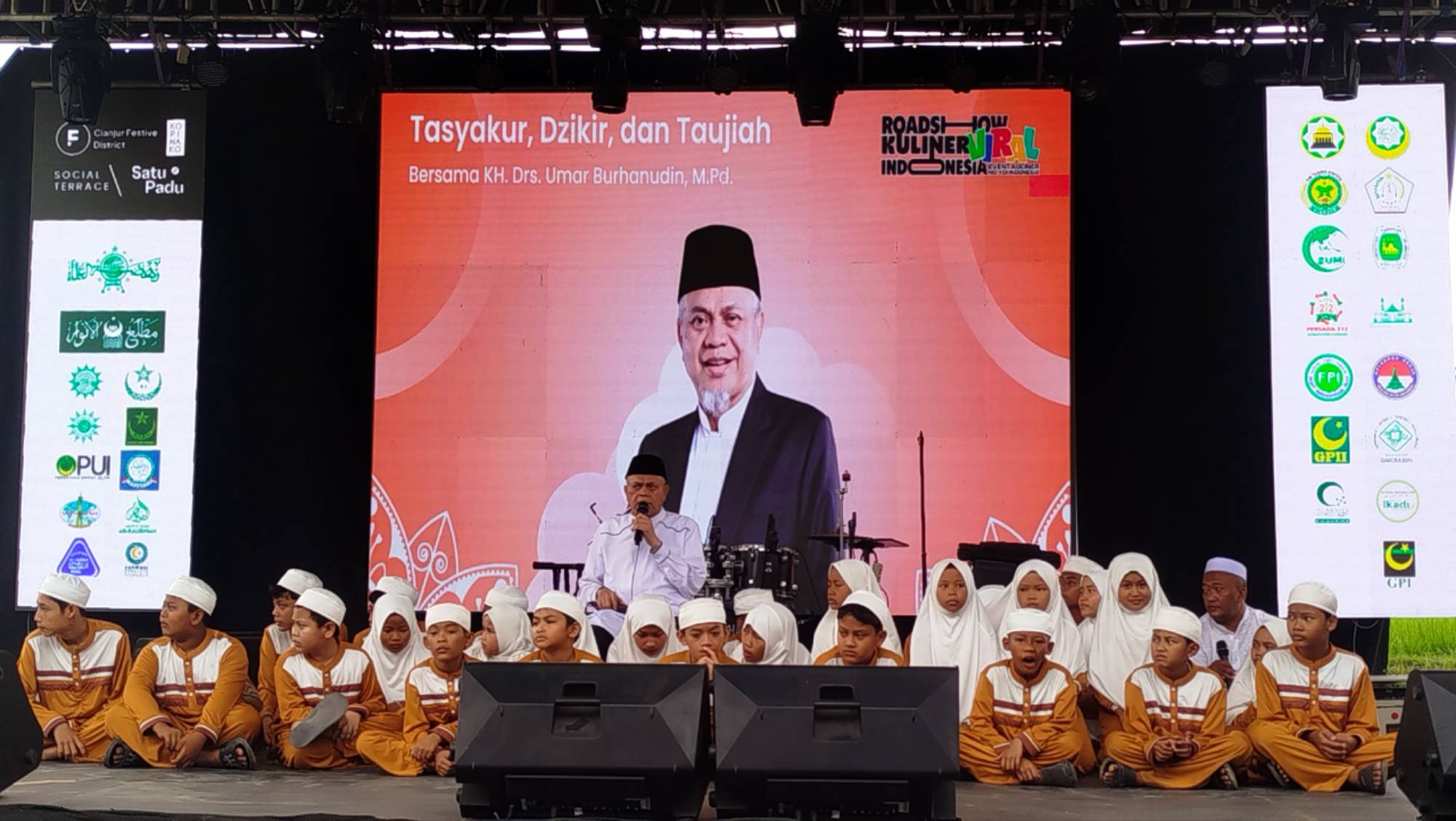 Teks: Anak-anak yatim mengikuti kegiatan tasyakuran, zikir, dan taujiah di Cianjur.