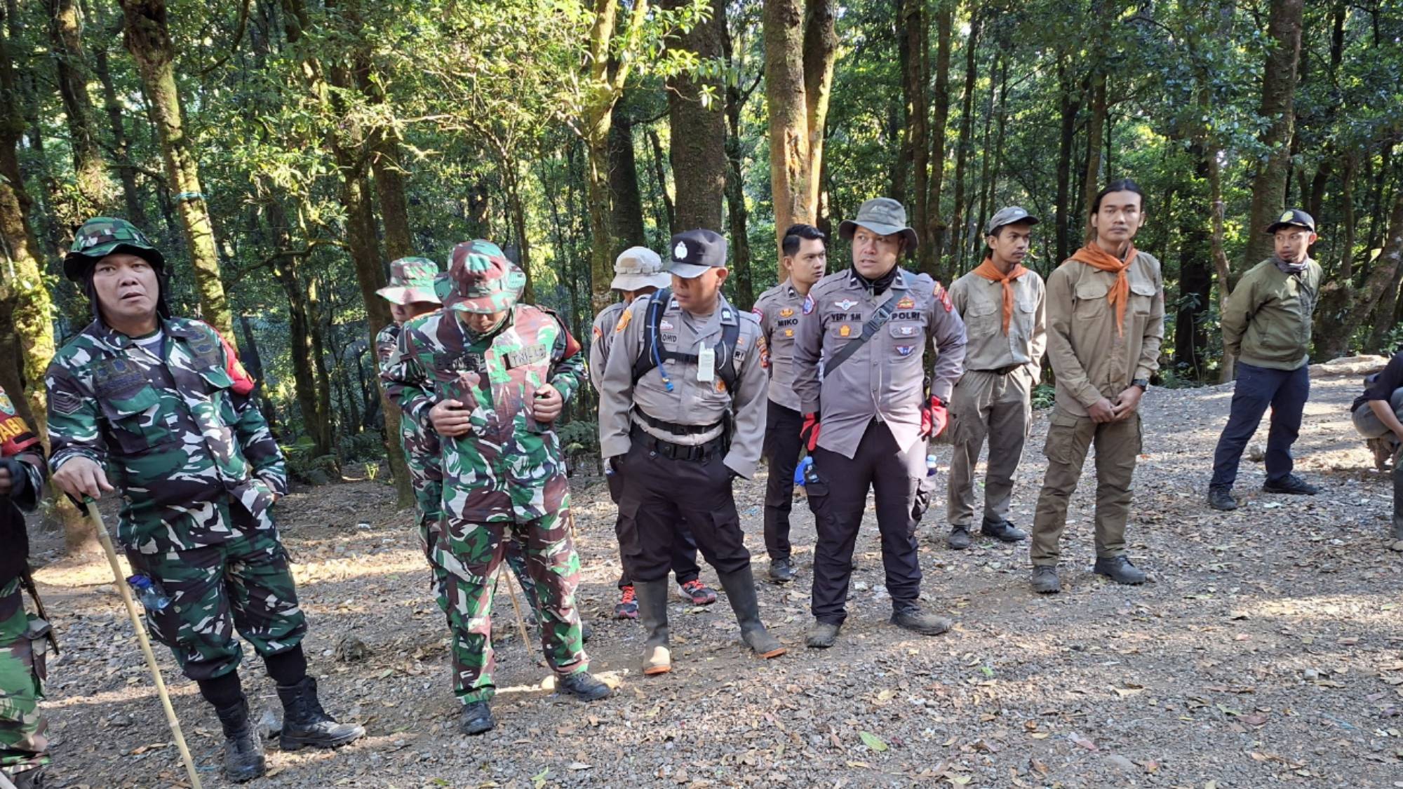 Teks: Satgas Karhutla Polres Cianjur memadamkan bara api di kawasan Lembah Wadon Gunung Gede Pangrango.