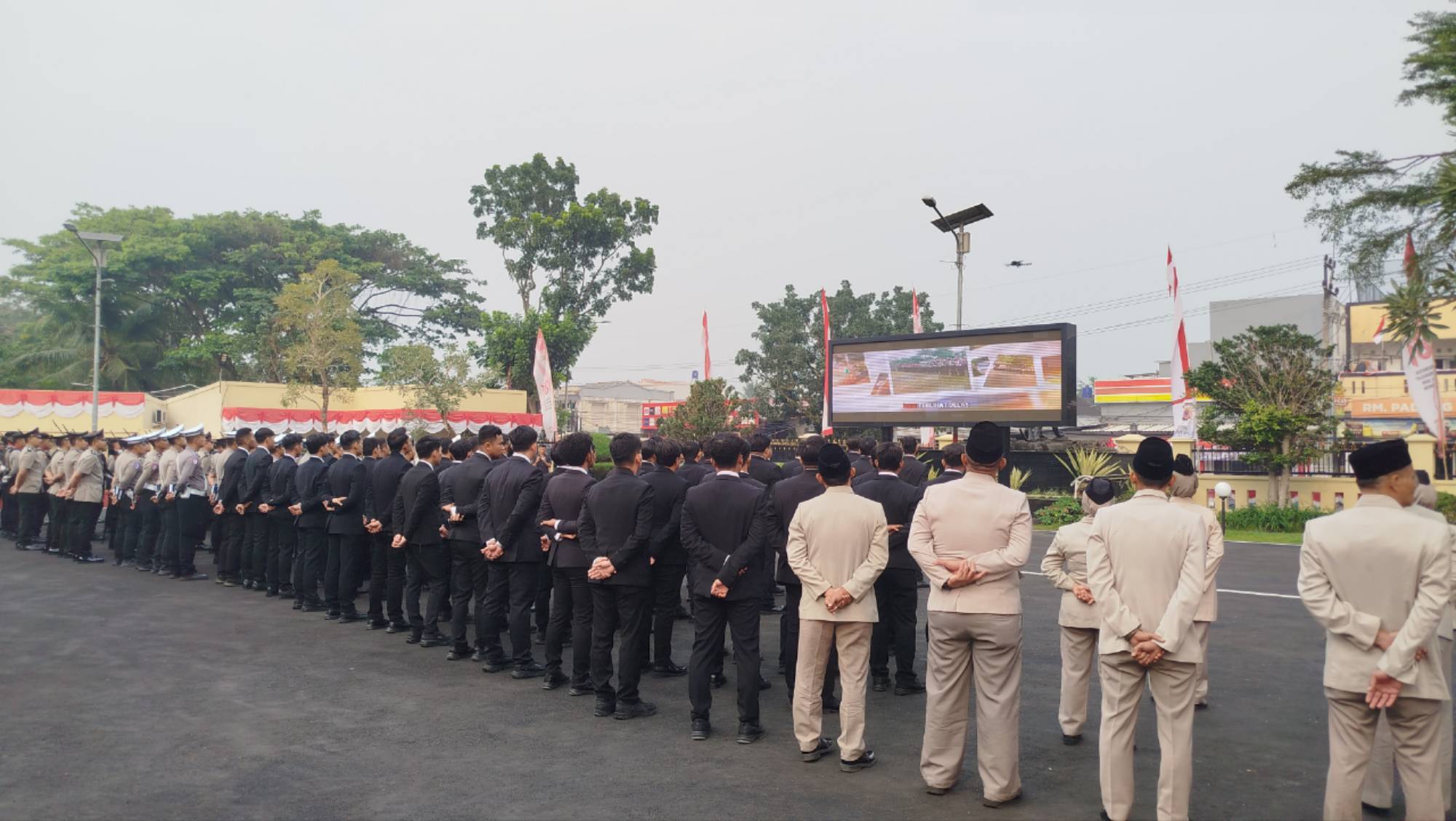 Teks: Personel Polres Cianjur mengikuti kegiatan penyampaian sejarah 67 polisi mengibarkan Merah Putih pada 16 Agustus 1945.