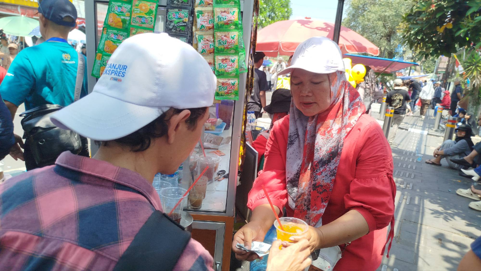 Teks: Pedagang kopi melayani pembeli saat Cianjur Fest 2026.
