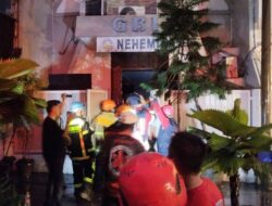 Kebakaran GBI Nehemia Cianjur, Petugas Berjibaku hingga Pukul 21.00 WIB
