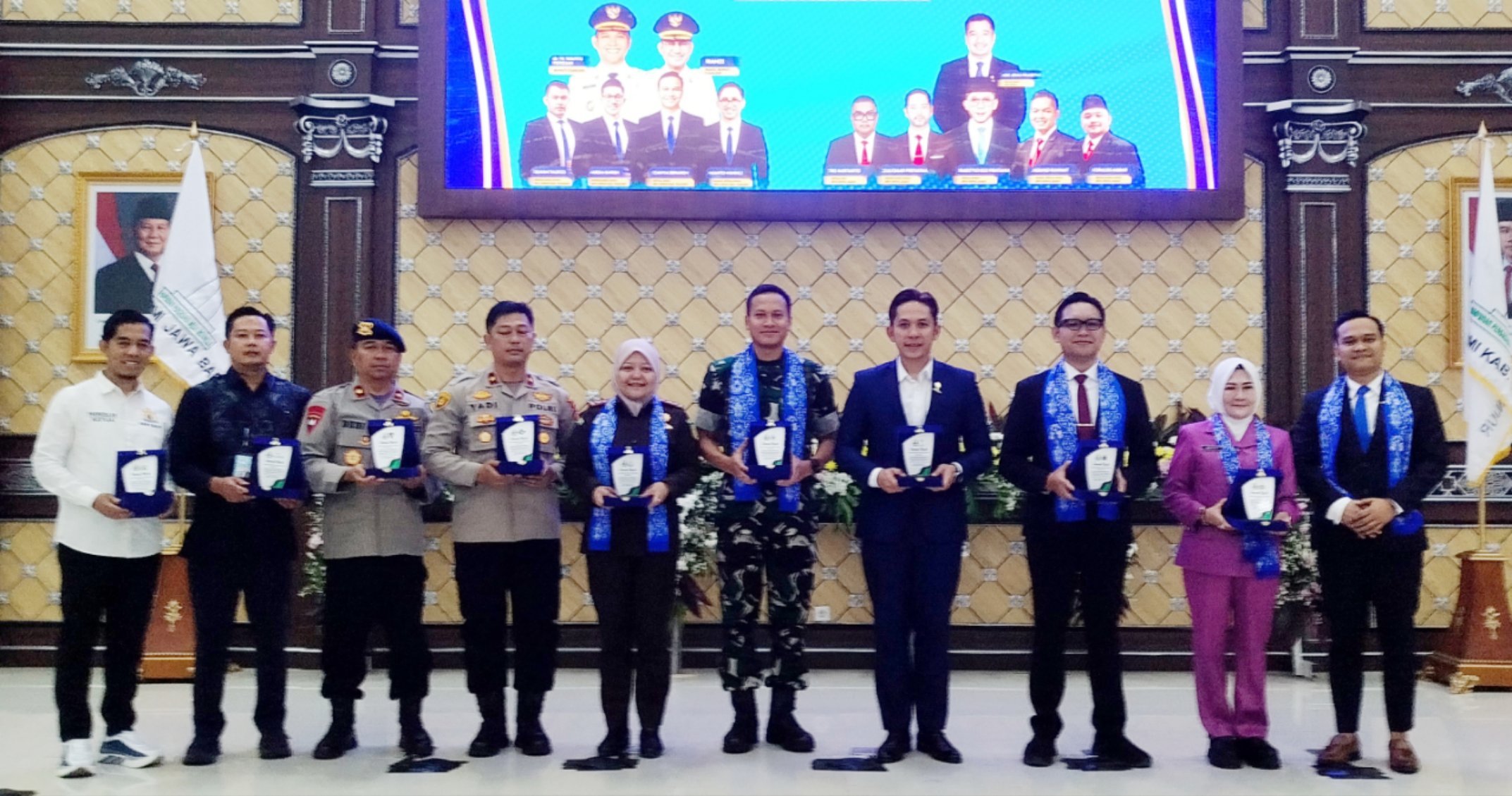 Teks: Ketua Umum BPC HIPMI Cianjur bersama Forkopimda saat pemberian cenderamata.