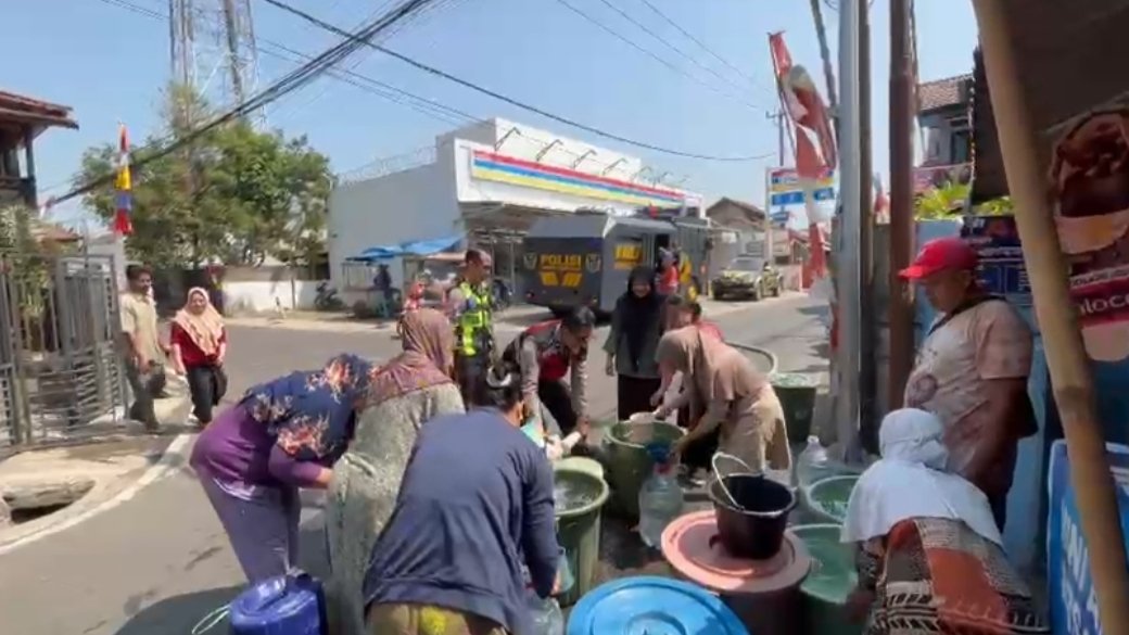 Teks: Polres Cianjur menyalurkan 11.500 liter air bersih dengan Armoured Water Cannon kepada warga Haurwangi.
