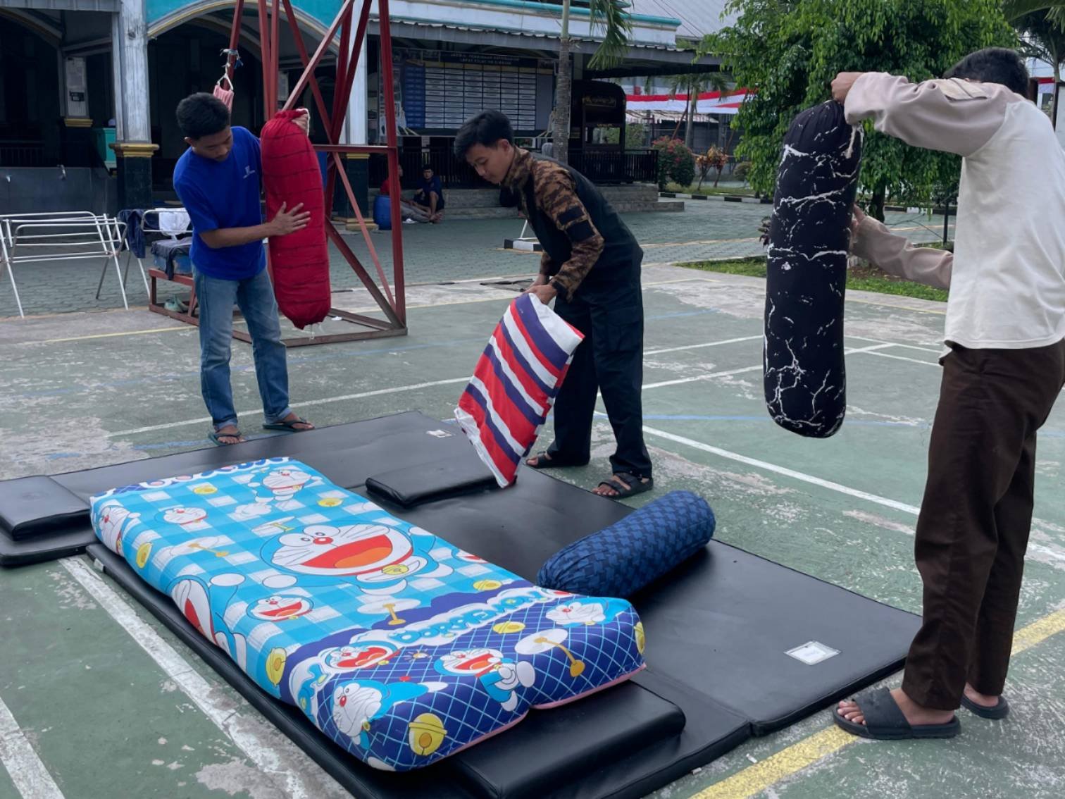 Teks: WBP Lapas Cianjur mengikuti kegiatan Jumat Bersih dan membersihkan lingkungan Lapas.