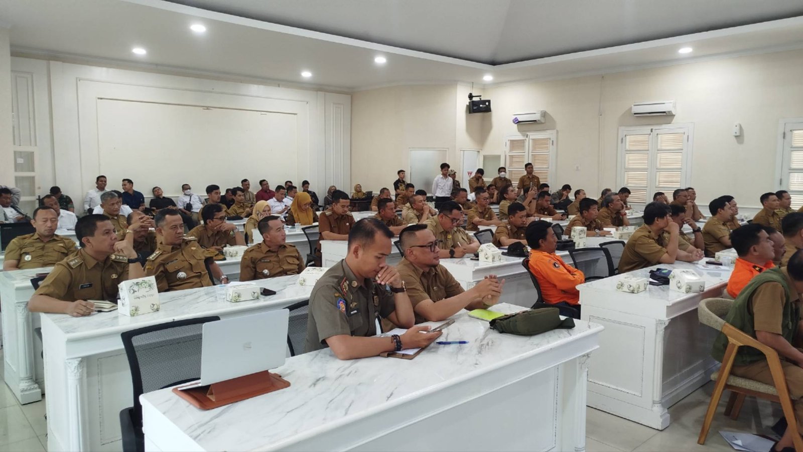 Teks: Peserta mengikuti sosialisasi dan simulasi Pilkades serentak digital Kabupaten Cianjur 2026.