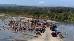 Viral Warga Gelar Dangdut di Tengah Sungai Cidamar Cisel yang Mengering