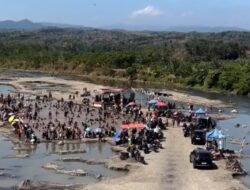 Viral Warga Gelar Dangdut di Tengah Sungai Cidamar Cisel yang Mengering