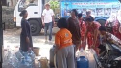 Perumdam Cianjur Distribusikan Air Bersih ke Warga Mande Terdampak Kekeringan
