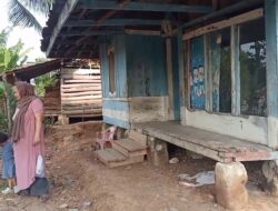 Rumah Nyaris Roboh, Eti dan Empat Anak Terpaksa Menumpang Demi Bertahan Hidup