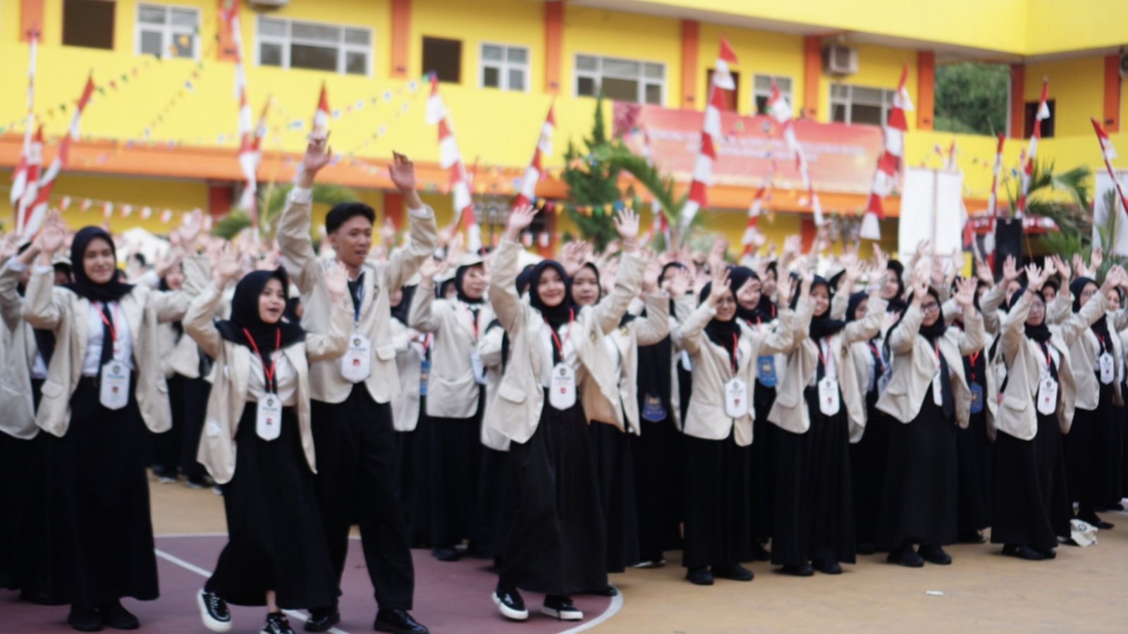 Teks: Peserta peresmian LPK Politeknik Bhakti Kencana di Cianjur.
