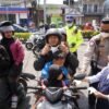 Abu Vulkanik Mulai Terasa di Cianjur, Polres dan Wartawan Bagikan 2.000 Masker