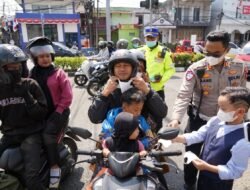 Abu Vulkanik Mulai Terasa di Cianjur, Polres dan Wartawan Bagikan 2.000 Masker