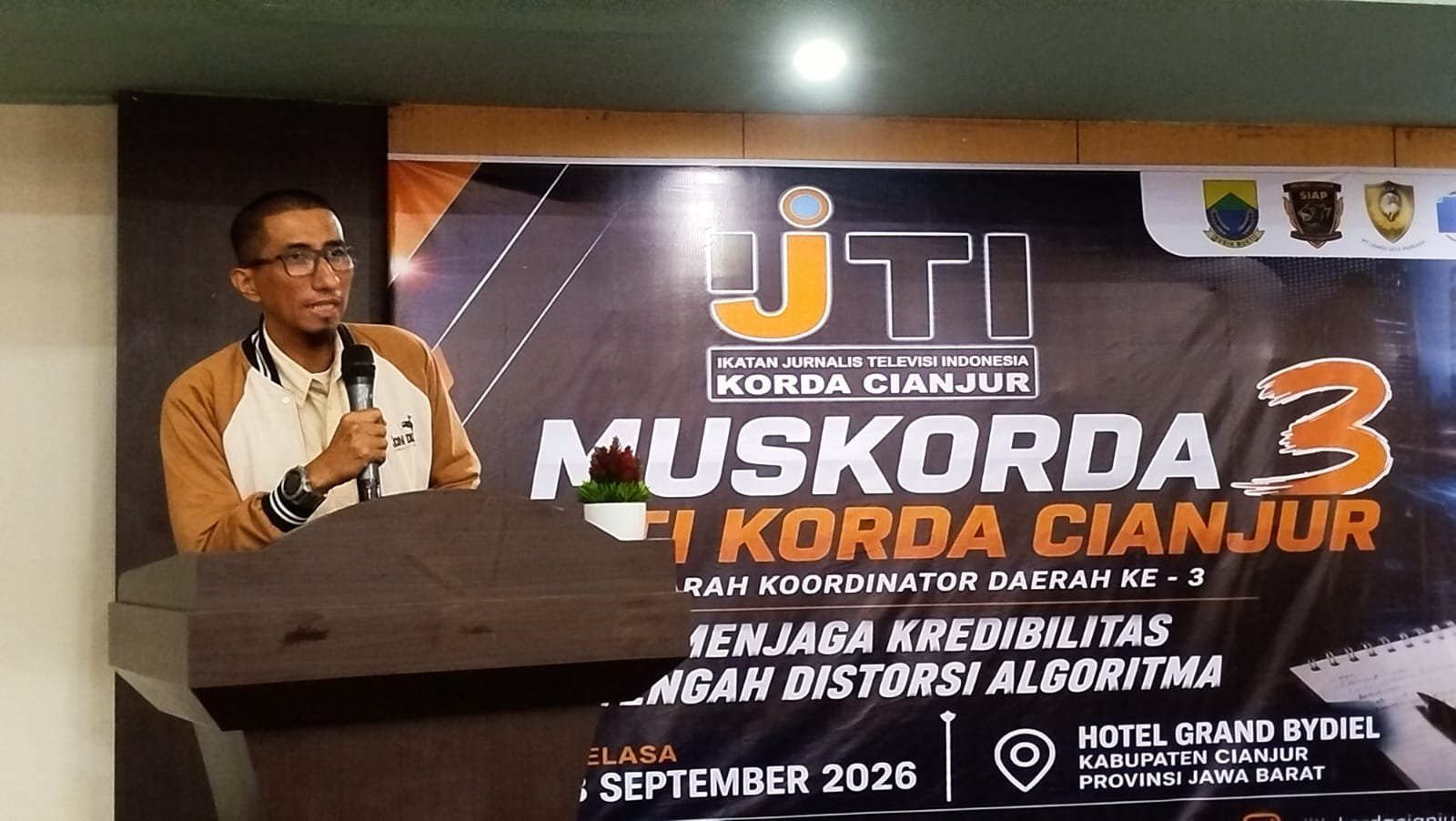 Teks: Chaeronsyah menyampaikan sambutan usai terpilih sebagai Ketua IJTI Korda Cianjur periode 2026–2029.