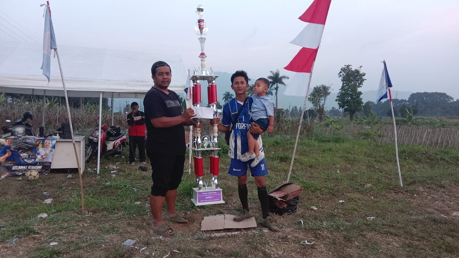 Teks: Porpita Raidan meraih Juara 1 turnamen sepak bola di Kecamatan Gekbrong.