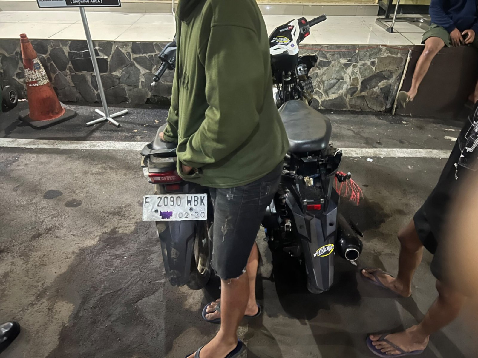 Teks: Dua sepeda motor diduga digunakan untuk balapan liar diamankan polisi di Cianjur.