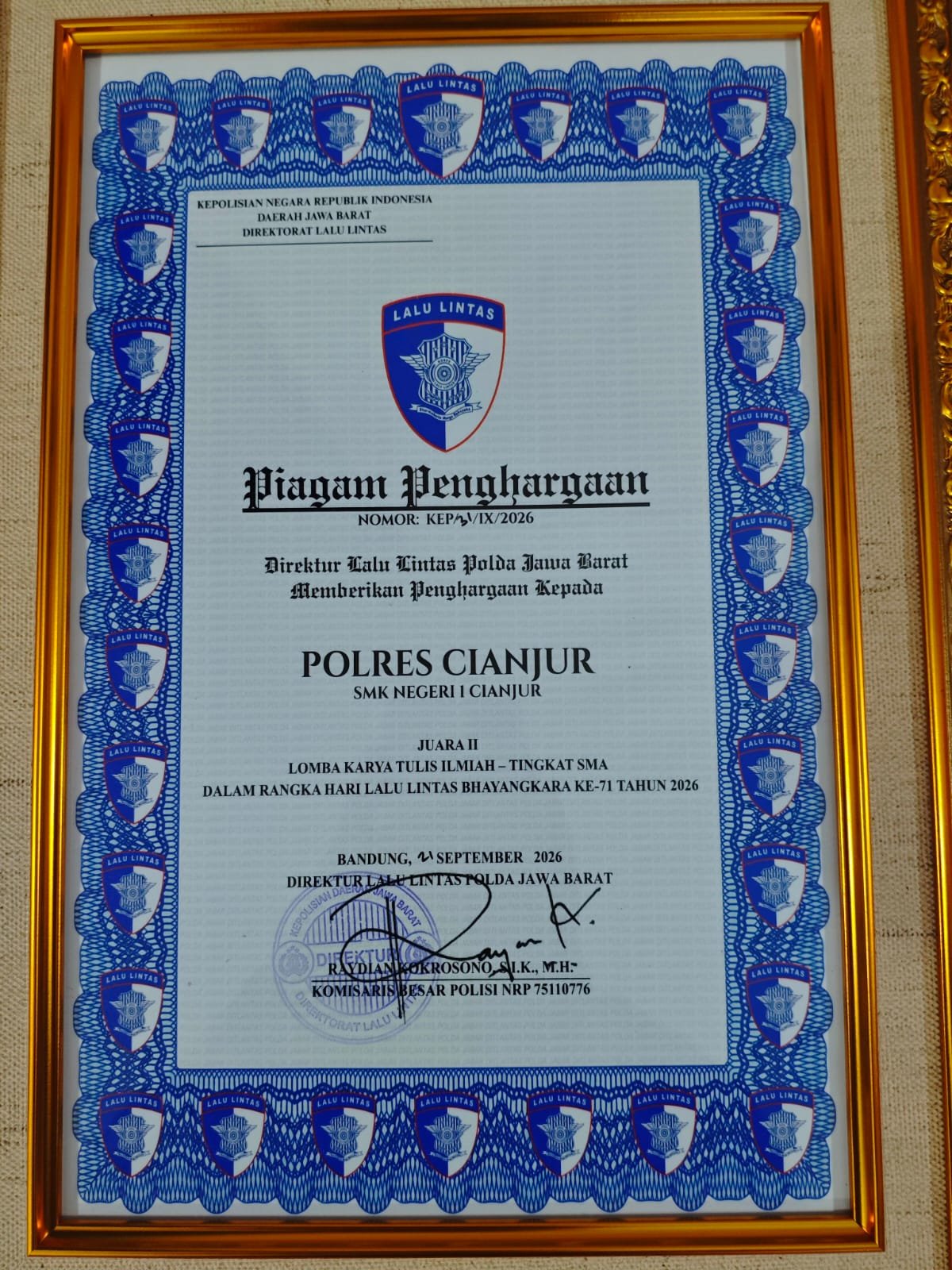 Teks: Piagam Juara II Lomba Karya Tulis Ilmiah Tingkat SMA HUT Lalu Lintas Bhayangkara ke-71 untuk Polres Cianjur dan SMK Negeri 1 Cianjur.