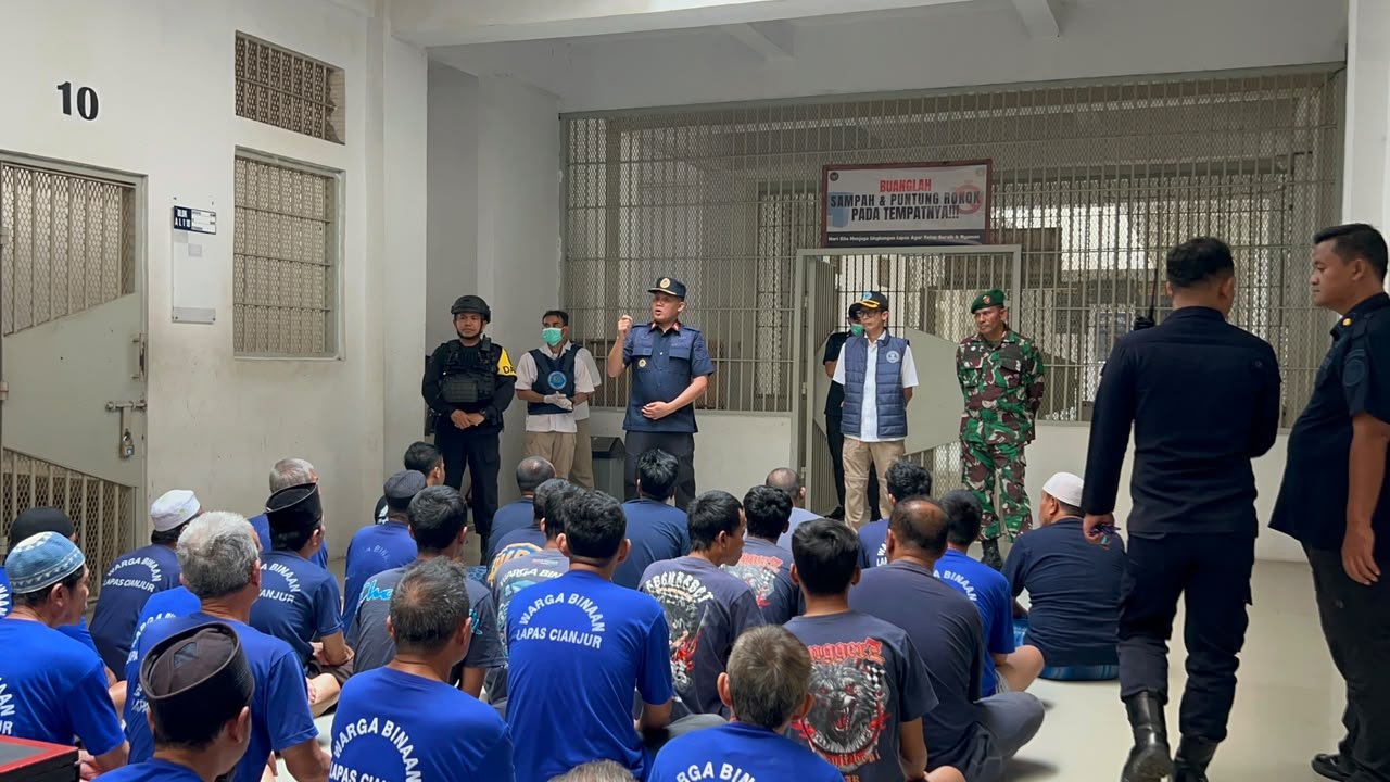Teks: Razia gabungan Lapas Cianjur bersama APH melibatkan 117 personel untuk memeriksa blok hunian.