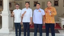 Teks: Asep Guntur Rahayu menyerahkan kondotel hasil rampasan KPK kepada Bupati Cianjur di Pendopo Pemkab Cianjur.