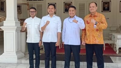 Teks: Asep Guntur Rahayu menyerahkan kondotel hasil rampasan KPK kepada Bupati Cianjur di Pendopo Pemkab Cianjur.