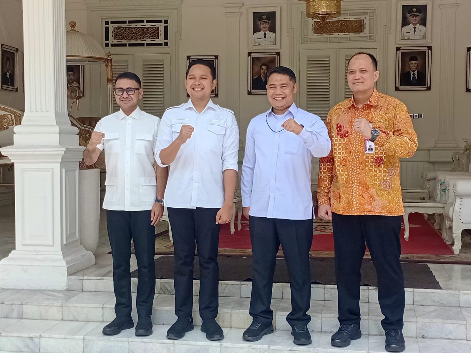 Teks: Asep Guntur Rahayu menyerahkan kondotel hasil rampasan KPK kepada Bupati Cianjur di Pendopo Pemkab Cianjur.