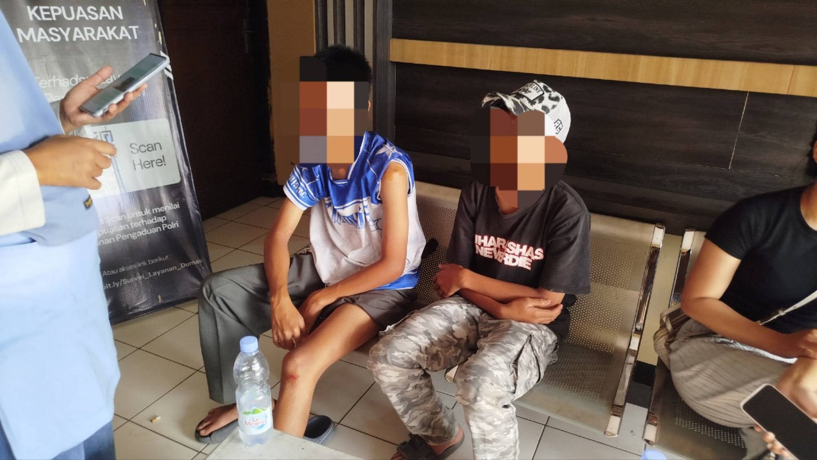 Teks: Dua korban pelajar tawuran SMPN 2 Cilaku menjalani pemeriksaan di Polsek Cilaku Cianjur.