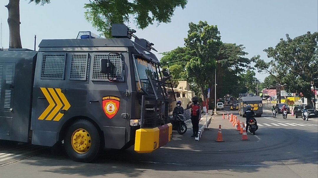 Teks: Polres Cianjur kerahkan dua AWC menyiram jalan terdampak abu vulkanik