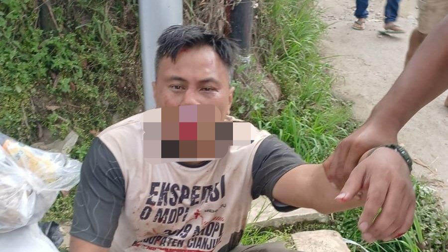 Teks: Petugas TNGGP dan relawan terluka usai keributan di Gunung Putri Cianjur