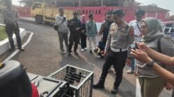 Teks: Lutung jawa korban tertabrak kendaraan di Ciranjang diserahkan Satlantas Polres Cianjur kepada BKSDA Jawa Barat.