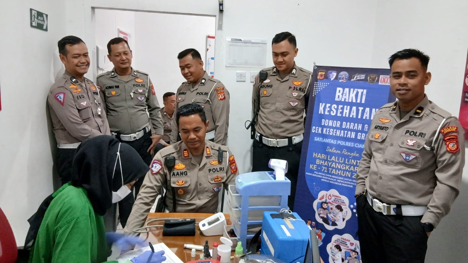 Teks: Satlantas Polres Cianjur menggelar donor darah dalam rangka Hari Lalu Lintas Bhayangkara ke-71.