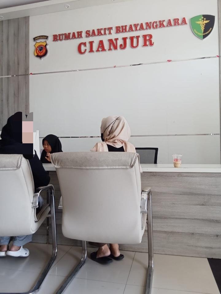 Teks: Pemeriksaan terkait kasus dugaan kekerasan terhadap siswi SMA di RS Bhayangkara Cianjur.