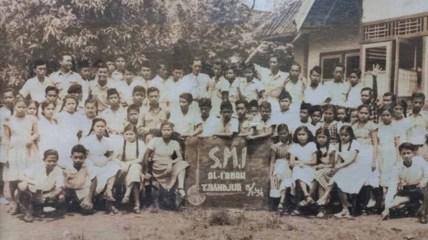 Teks: Yayasan Perguruan Islam Al-I’anah Cianjur yang berdiri sejak 1912 dan berkembang menjadi lembaga pendidikan berjenjang.