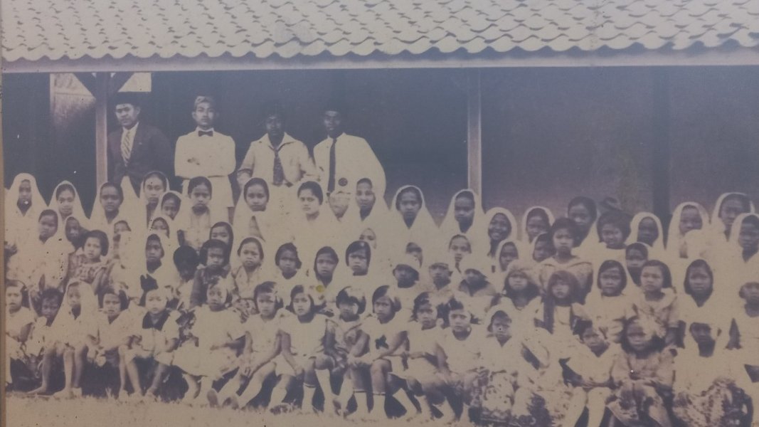 Teks: Yayasan Perguruan Islam Al-I’anah Cianjur yang berdiri sejak 1912 dan berkembang menjadi lembaga pendidikan berjenjang.