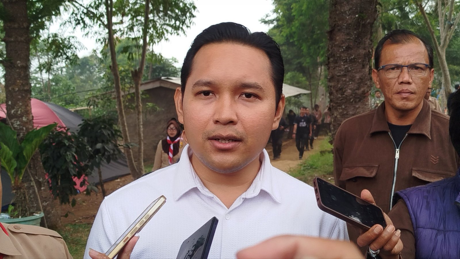 Teks: Bupati Cianjur Mohammad Wahyu Ferdian memberikan keterangan kepada wartawan di Sarongge Valley.