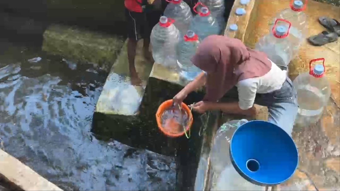 Teks: Warga mengambil air bersih di Cibeber Cianjur saat kemarau