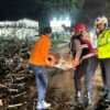 Pohon Tumbang Timpa Motor di Jalan Raya Bandung, Korban Dilarikan ke Rumah Sakit