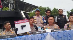 Teks: Polres Cianjur mengungkap kasus dugaan begal dan mengamankan sejumlah tersangka serta barang bukti.