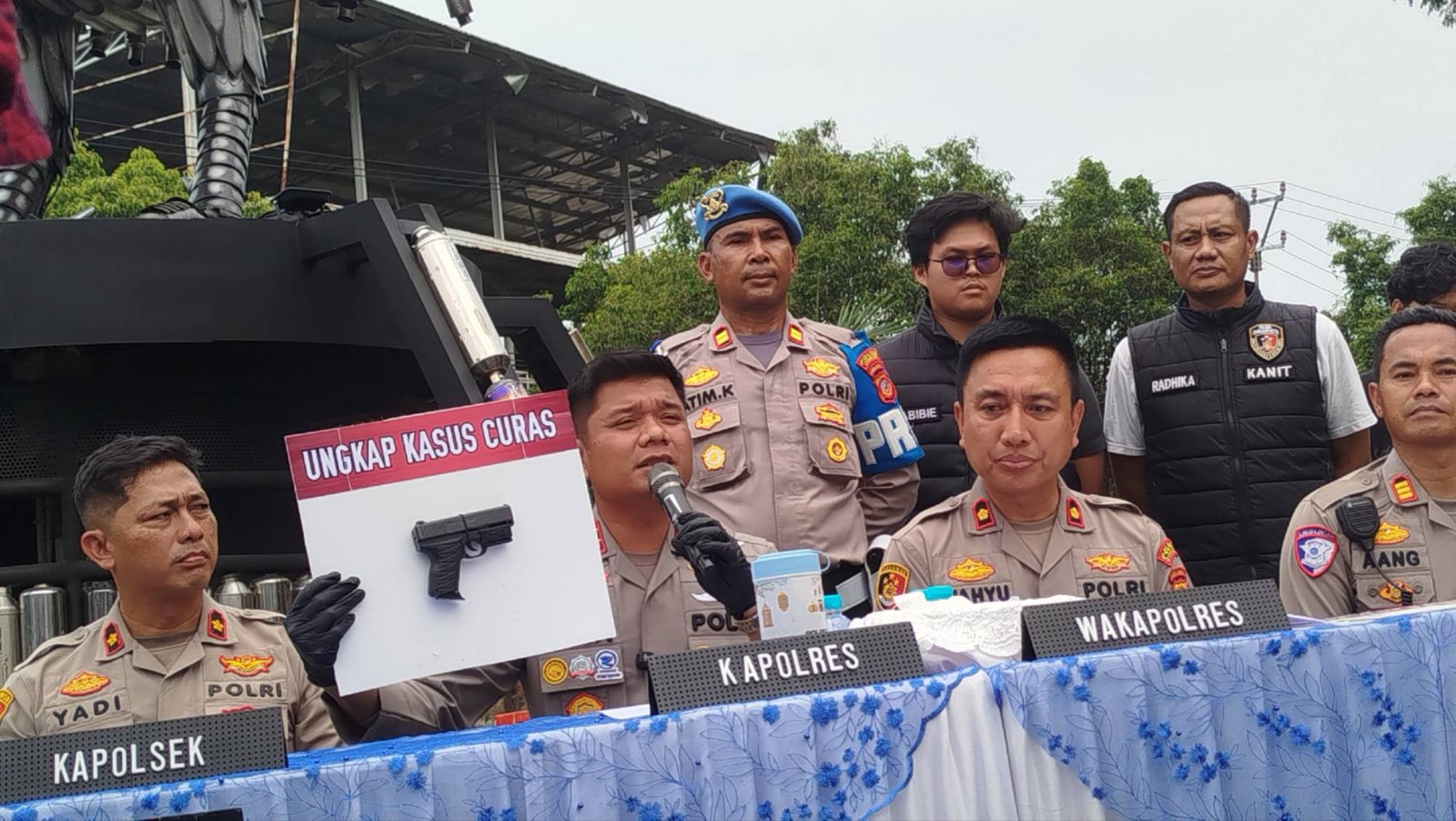 Teks: Polres Cianjur mengungkap kasus dugaan begal dan mengamankan sejumlah tersangka serta barang bukti.