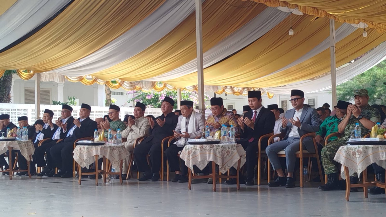 Teks: Bupati dan Wakil Bupati Cianjur menghadiri kegiatan pelantikan pimpinan Baznas Kabupaten Cianjur periode 2026–2031.