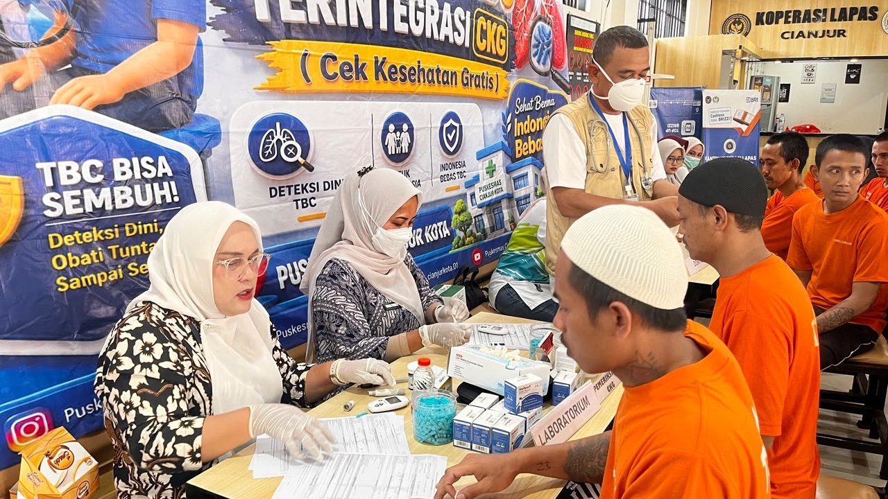 Teks: Pemeriksaan kesehatan 150 warga binaan dan pegawai Lapas Cianjur